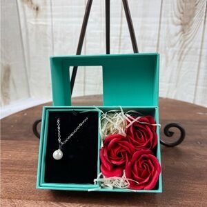 Green fenestration  Silver Pearl Necklace with Red Rose Gift Box